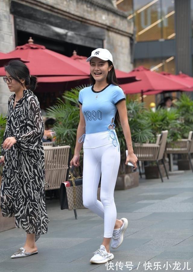 小姐姐 浅蓝色加白色的搭配,瑜伽裤看起来运动感满满,不失青春靓丽