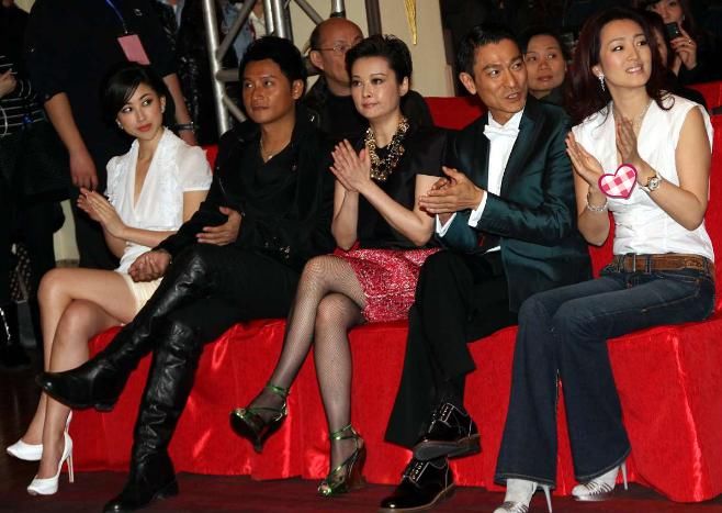  造型|袁立美得真招摇，绿色高跟鞋配大粉裙不俗气，超大项链成了亮点