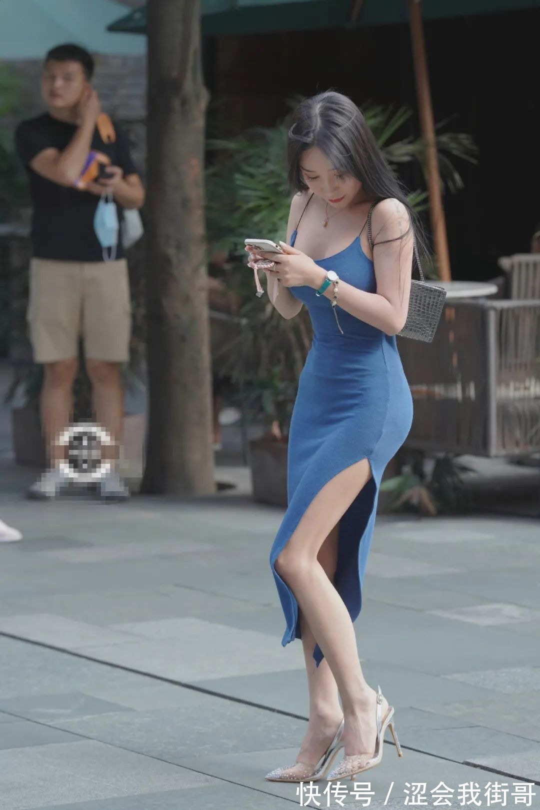 长裙 蓝色长裙搭配披肩发,增添一丝典雅气质