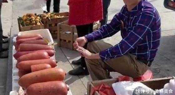火腿肠一样|大叔路边卖奇葩美食,路人看后说是火腿肠,你帮我看看这是什么?