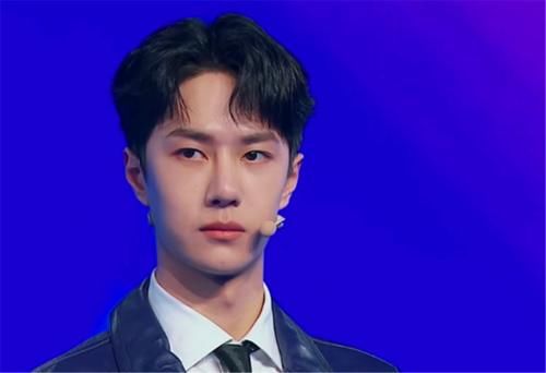 王一博黄子韬上线央视《华彩少年》，一个耍枪，一个练嗓