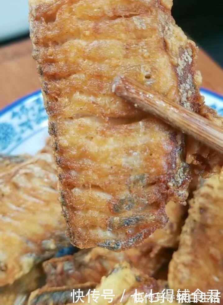 黑膜|今天大厨来教你一个小窍门,炸出的带鱼一点都不腥而且更酥脆