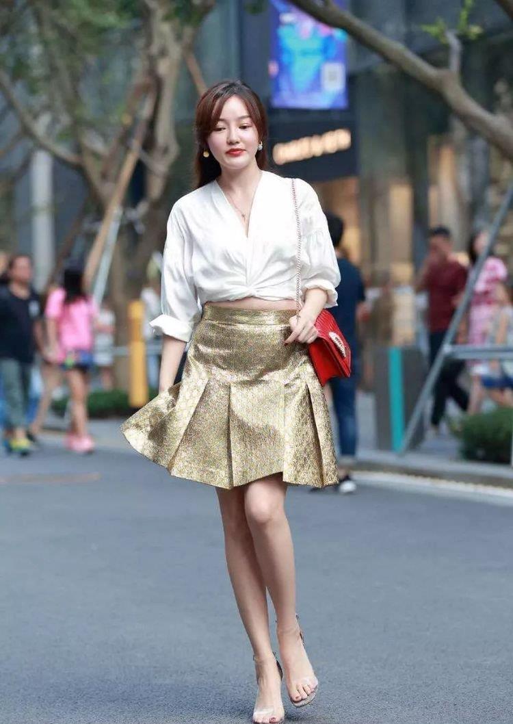 美女|美女姐姐金色半身裙,搭配白衬衫,让你的美换发光彩