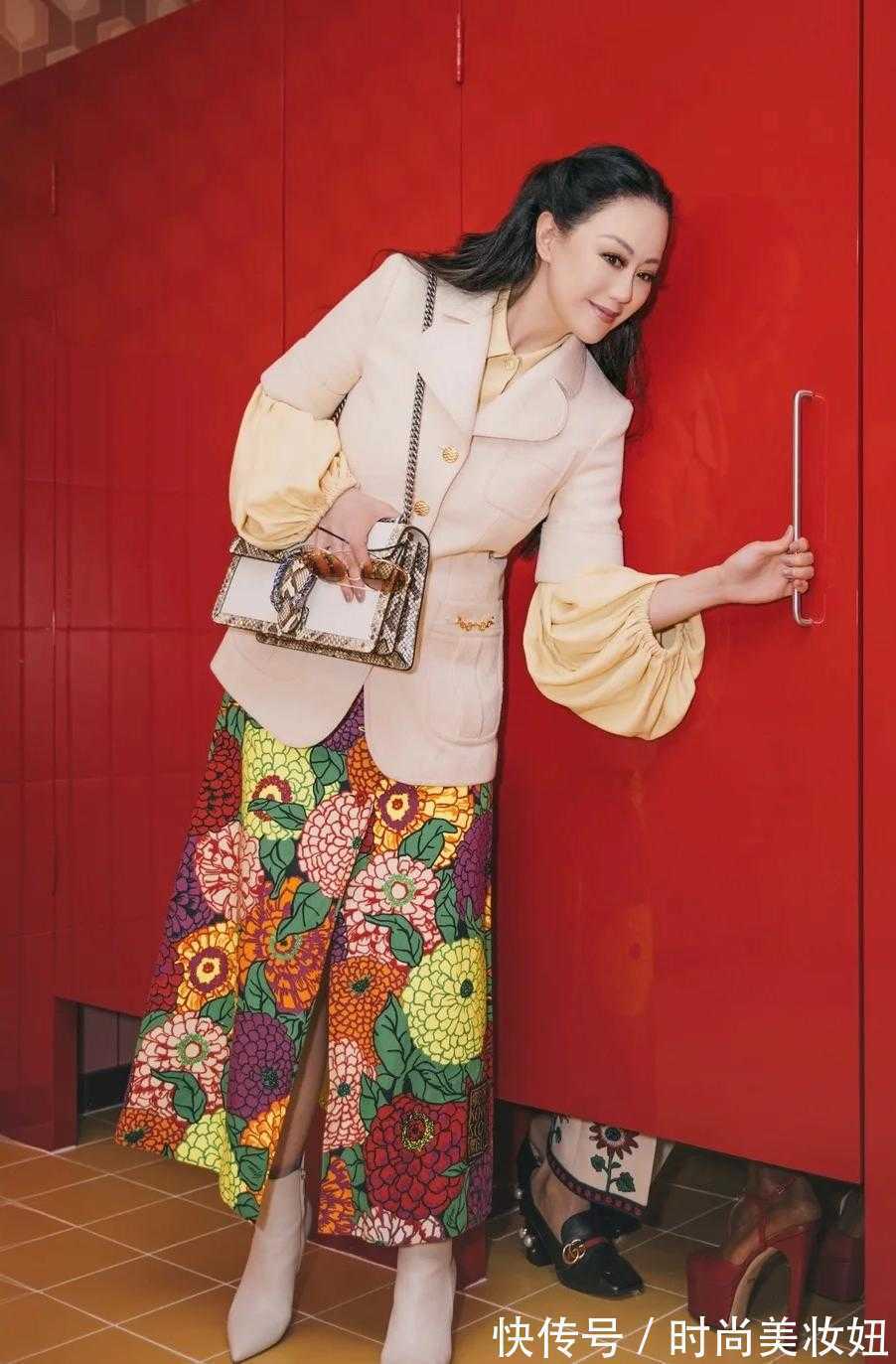 色系|章小蕙活成女人羡慕的样子,58岁穿搭精致优雅,藏不住的贵气感