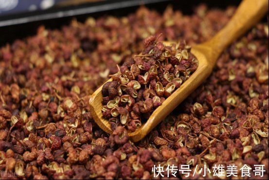 不管调什么肉馅，牢记“4放2不放”，肉馅鲜嫩多汁，越吃越解馋