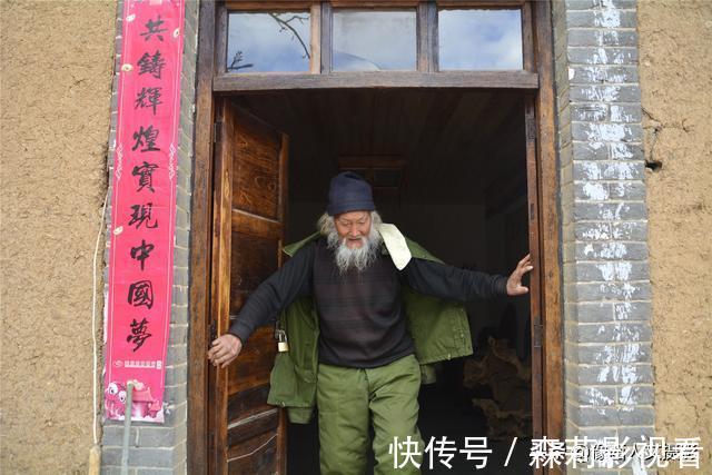 李大师|倔强老头潜心根雕30年,两层土楼堆满获奖作品,不卖钱甘守贫寒