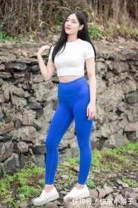 高挑 清新脱俗的瑜伽裤美女,身姿优美,尽显曼妙的高挑身材!