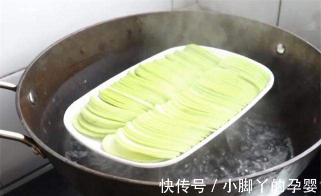 西葫芦下次不会再炒着吃了,教你一种新做法,比炒的好吃多了