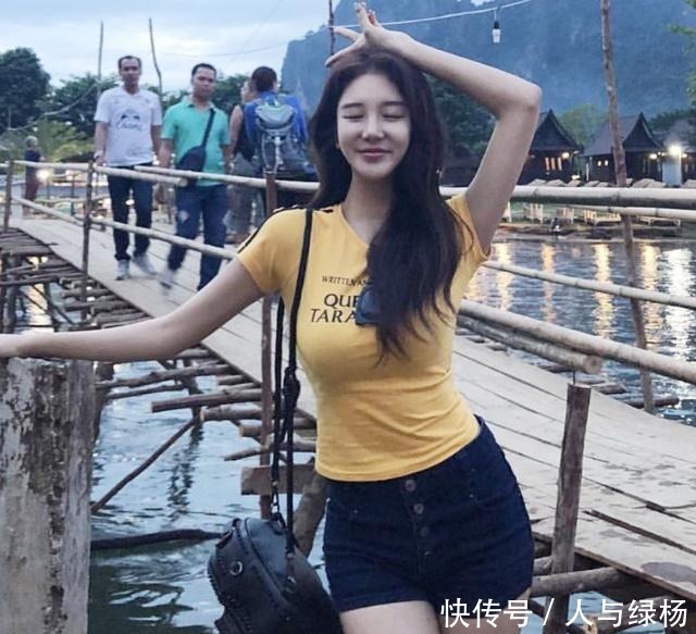 自信|一件橘黄色T恤衫,适合正值青春,绽放的你穿搭