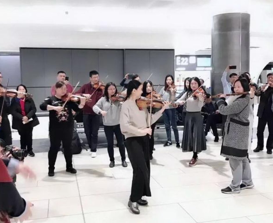 才下《朗读者》,又携“白发少年团”,对话97岁指挥家曹鹏