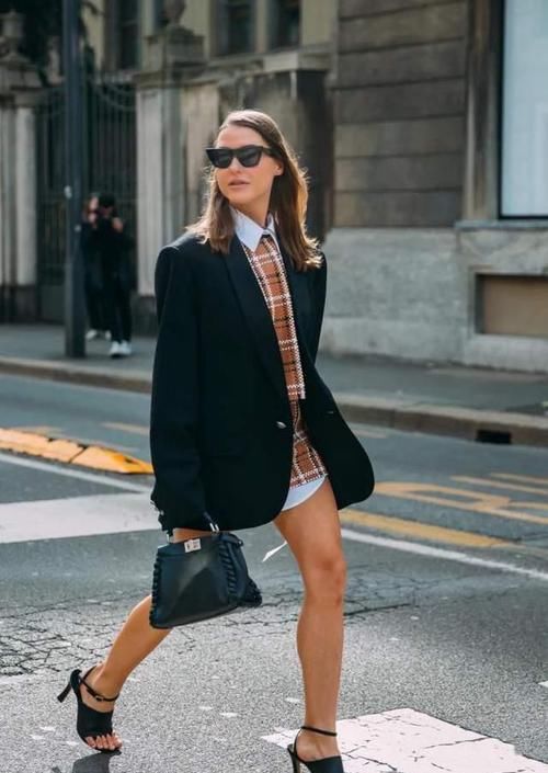 最近火了一种穿法叫，“卫衣+衬衫”，时髦显瘦，明星都上头了！