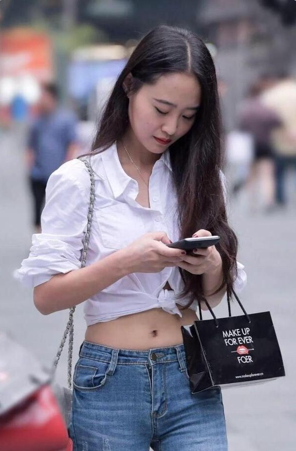 简约|紧身牛仔裤搭配白色衬衫,纤细身材根本遮不住,这样穿又纯又飒