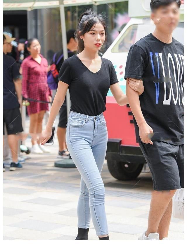 装扮 魅力动人的瑜伽裤装扮很有时尚感，轻盈舒适又优雅，简单大气