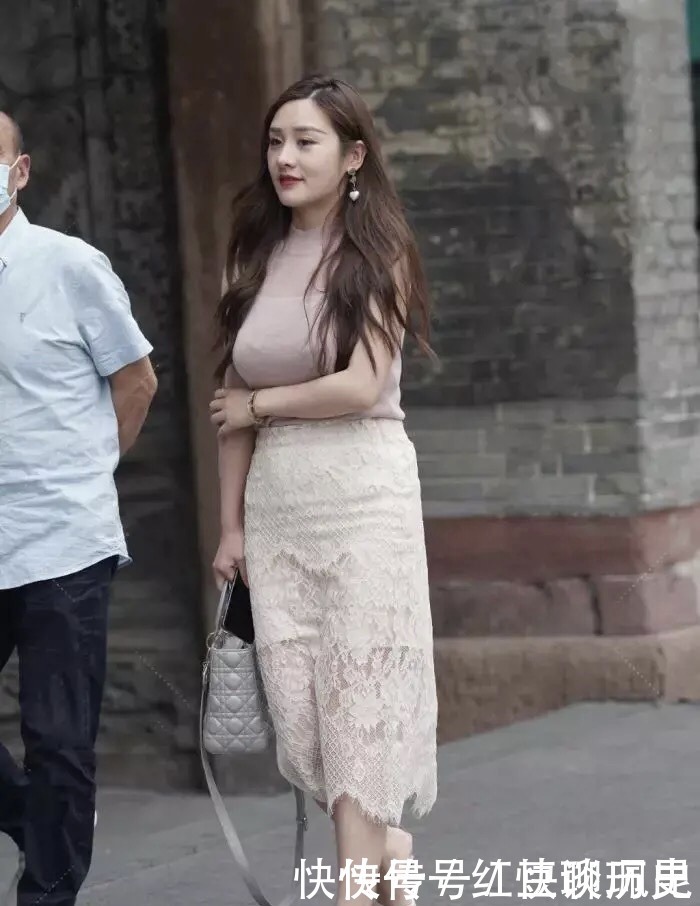 金缕|绶带盘金缕,轻裙透碧罗,过膝蕾丝裙巧穿搭令你自信亦优雅