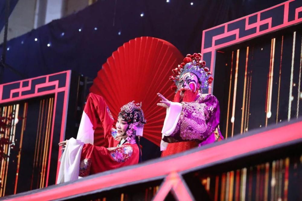 音乐会不按套路出牌:小毕哥现场吃起了大米饭,谢大脚跟着大爷学犁地!