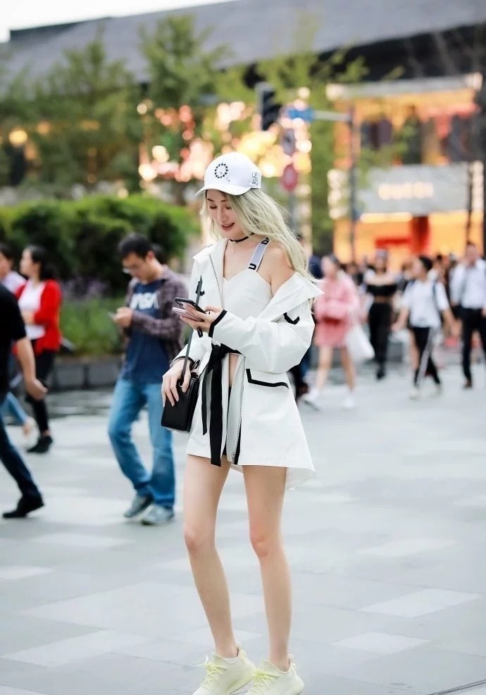 街拍:爱逛街的美女,无论成熟还是清新,都彰显出美丽与个性