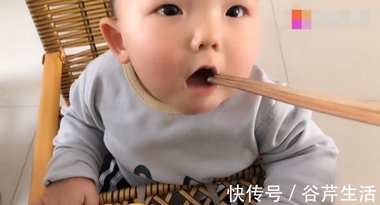 食物|妈妈竟喂宝宝“吃空气”,戏精宝宝将计就计,小表情亮了