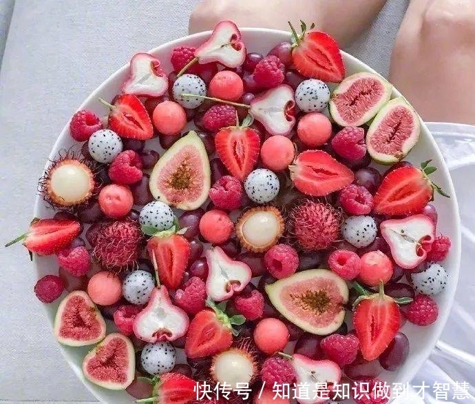 冬季精致女孩行为大赏：吃水果