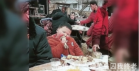 喜宴|旁若无人版,男孩喜宴上肘子不够吃,奶奶爱孙心切从邻桌又拿一盘