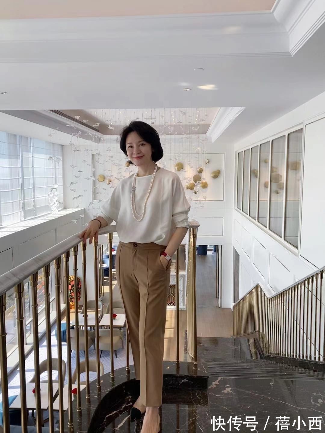 造型感|秋天,45+的女性别乱穿,这条“西裤”才是首选,高级简约又知性