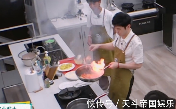 黃曉明罕見(jiàn)家中做飯,卻被調(diào)侃賣相一般,真的只做到了“能頂餓”