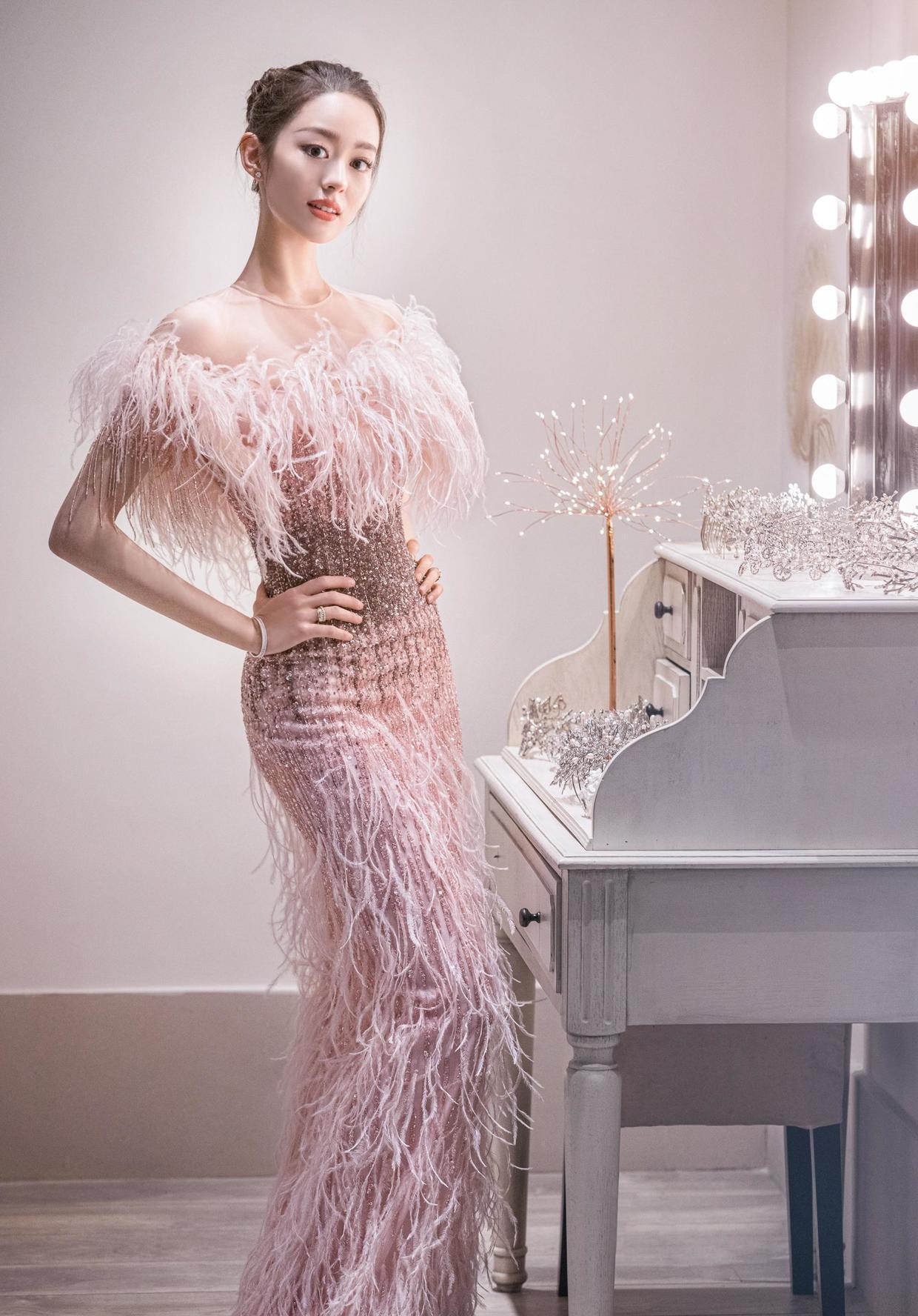 吉娜的“空竹腰”不见了，穿红色荷叶边长裙高级优雅，仍有贵妇范