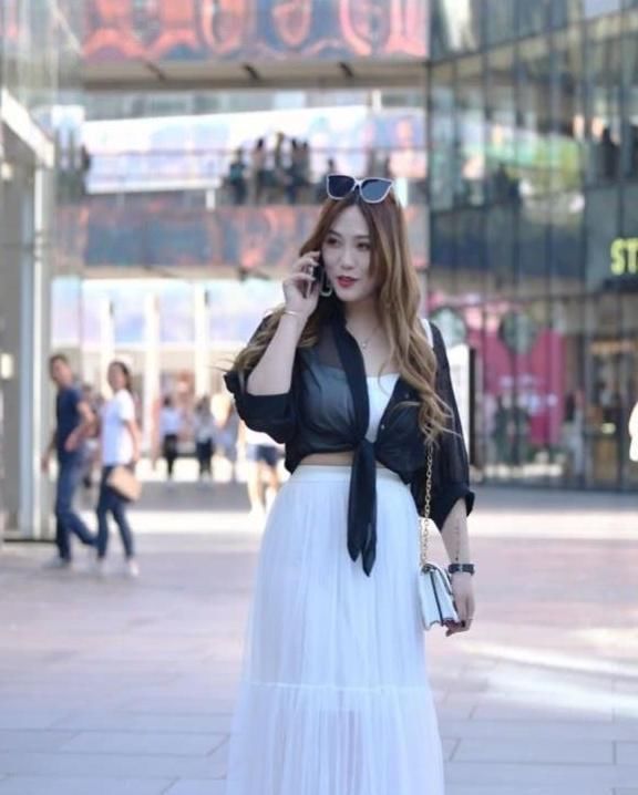 简洁大方的裙子搭配很显气场，可以瞬间提升你时尚的格调