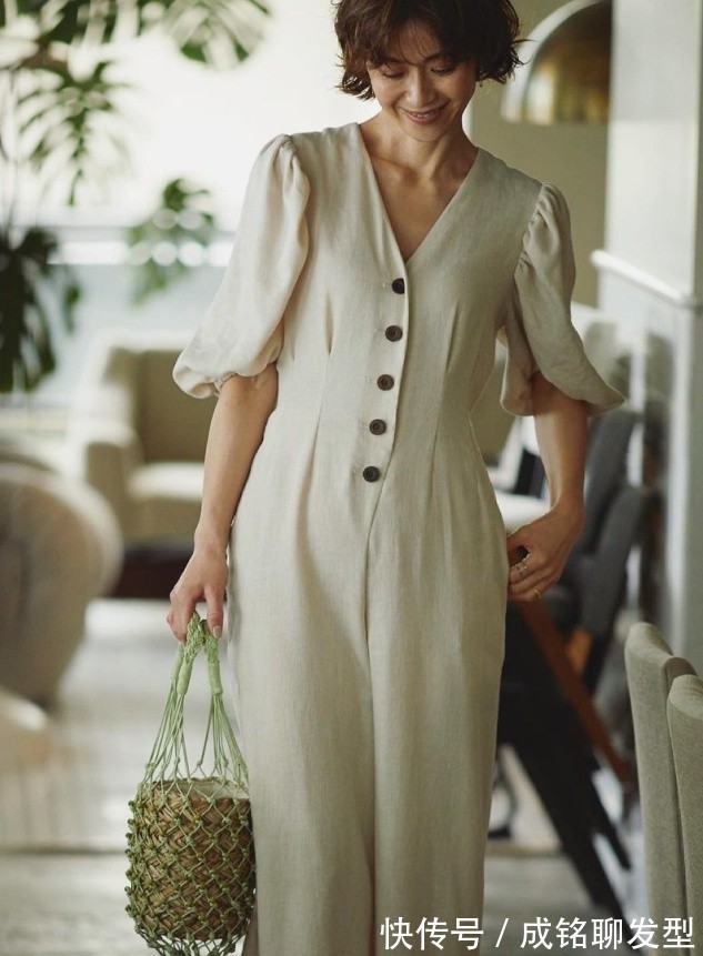 收腰|年过50岁的女人,尽量别穿得太花哨太抢眼,不仅显廉价还掉档次