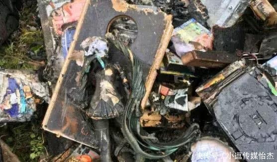 史上最惨葱葱人，国外小伙屋内初音手办变黑人，网友：一套房没了