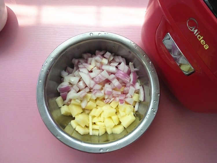 电饭锅也能做出来美味的腊肉饭，鲜香美味，有菜有肉