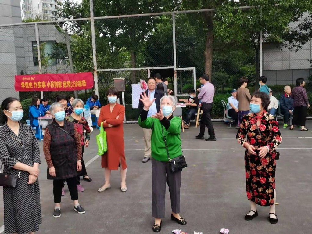 李奶奶|接沙包、夹弹珠、传乒乓球……市区这里的老人们玩嗨了
