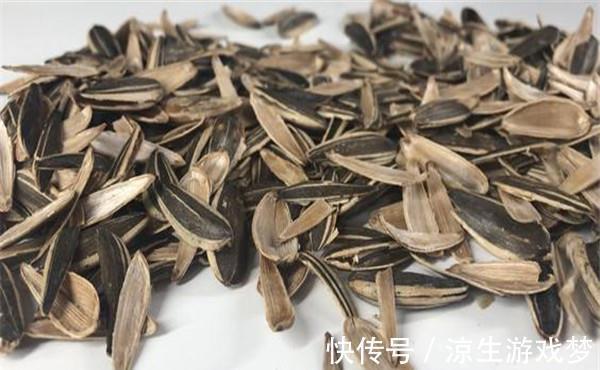 养花,瓜子壳的一个奇妙用途是减少土壤硬化的可能性