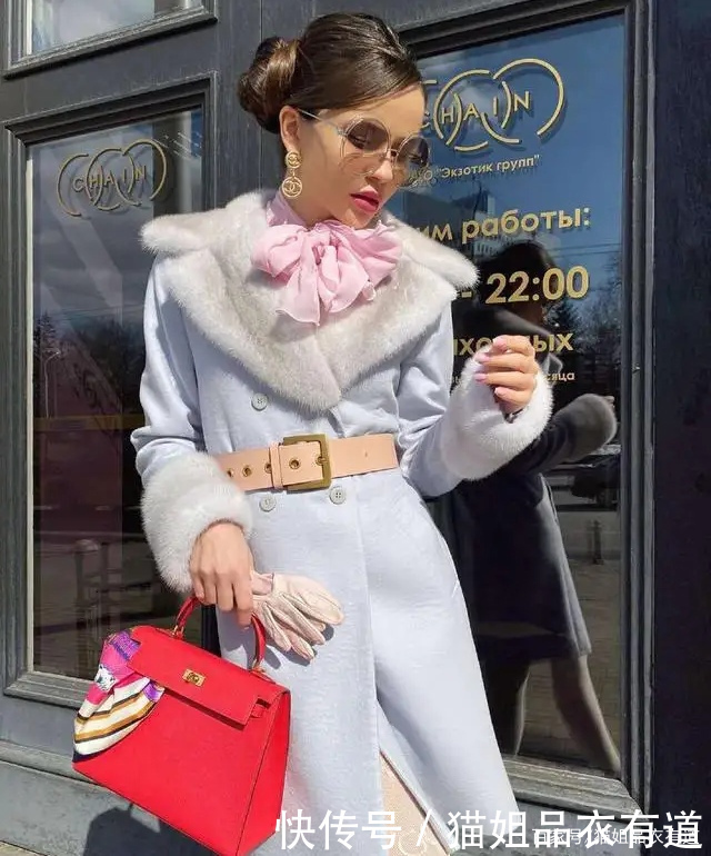 真贵妇穿衣从不珠光宝气,“基础色+配饰”,这才是我想要的贵气