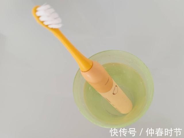咸蛋超人|孩子排斥刷牙的原因?种草两款儿童电动牙刷,让孩子爱上刷牙