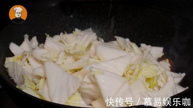 白菜|白菜和五花肉学会这样做,营养又解馋,连吃三天不会腻