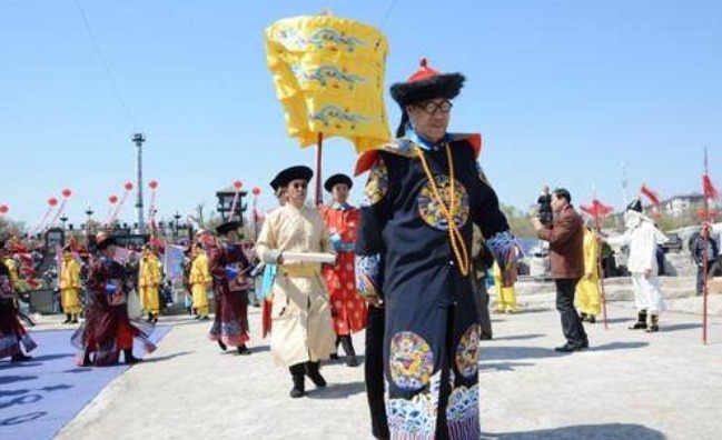 非议|乾隆七世孙身穿皇帝龙袍祭祖,引起非议!现实中居然是这样?