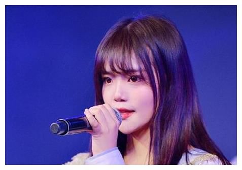 SNH48成员刘丽千直播时吐血，没人愿意逞强，她只是没有伞的孩子