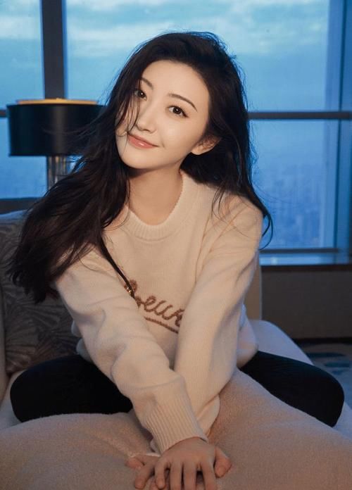 服装搭配|眼神真挺有味道的,毛衣搭配更有高级感,真有大家闺秀感