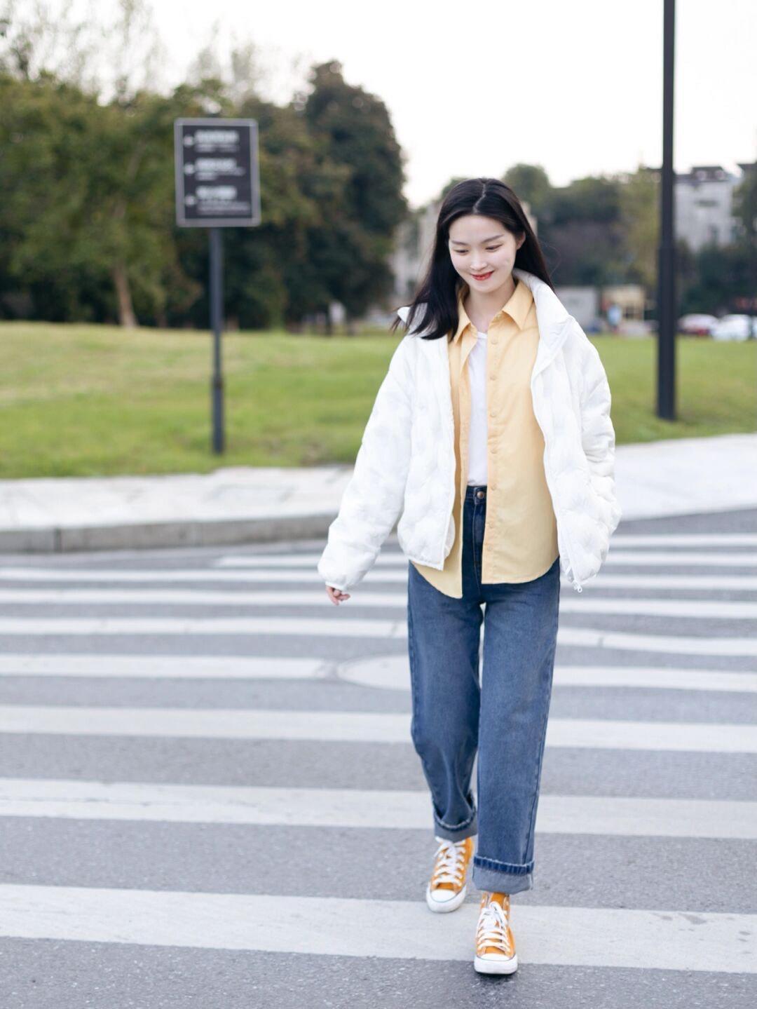 大衣|冬天就要穿得保暖还好看,蓝绿色大衣+白色西装裤,知性又优雅!