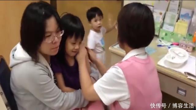 打针|弟弟看姐姐打针吓得撒腿就跑,听到有糖吃的举动萌翻众人:太可爱