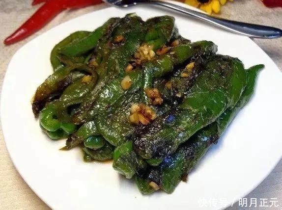 做虎皮青椒,最忌直接用油炸多做1步,个个起虎皮,焦香又入味