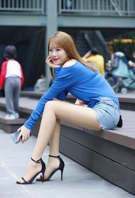 渔网袜+破洞牛仔裤还流行吗NO，现在流行短裤+裸色丝袜