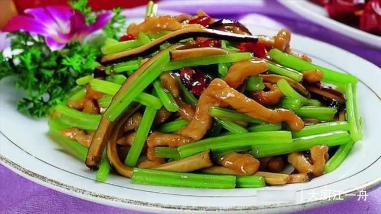 芹菜炒肉怎样做，芹菜脆嫩肉丝不柴呢？原来正确的做法是这样的