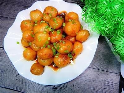 教你在家做葱香红烧小土豆,外酥里嫩口感好,上桌瞬间被秒光