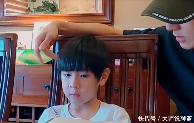 m吴尊儿子才是真聪明!用左手写字不算啥,看清字迹,真是小学生