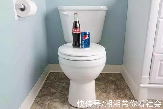 她把矿泉水瓶放进马桶水箱,三个月都不用刷马桶了