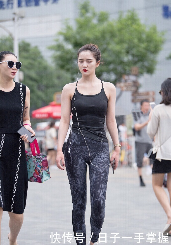 谁说“健美裤”不能穿上街头事实证明真的好看啊