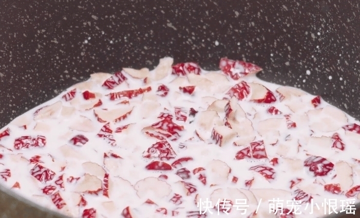 想吃红枣糕不用买,不揉面,不发面,软嫩蓬松又营养,孩子特喜欢