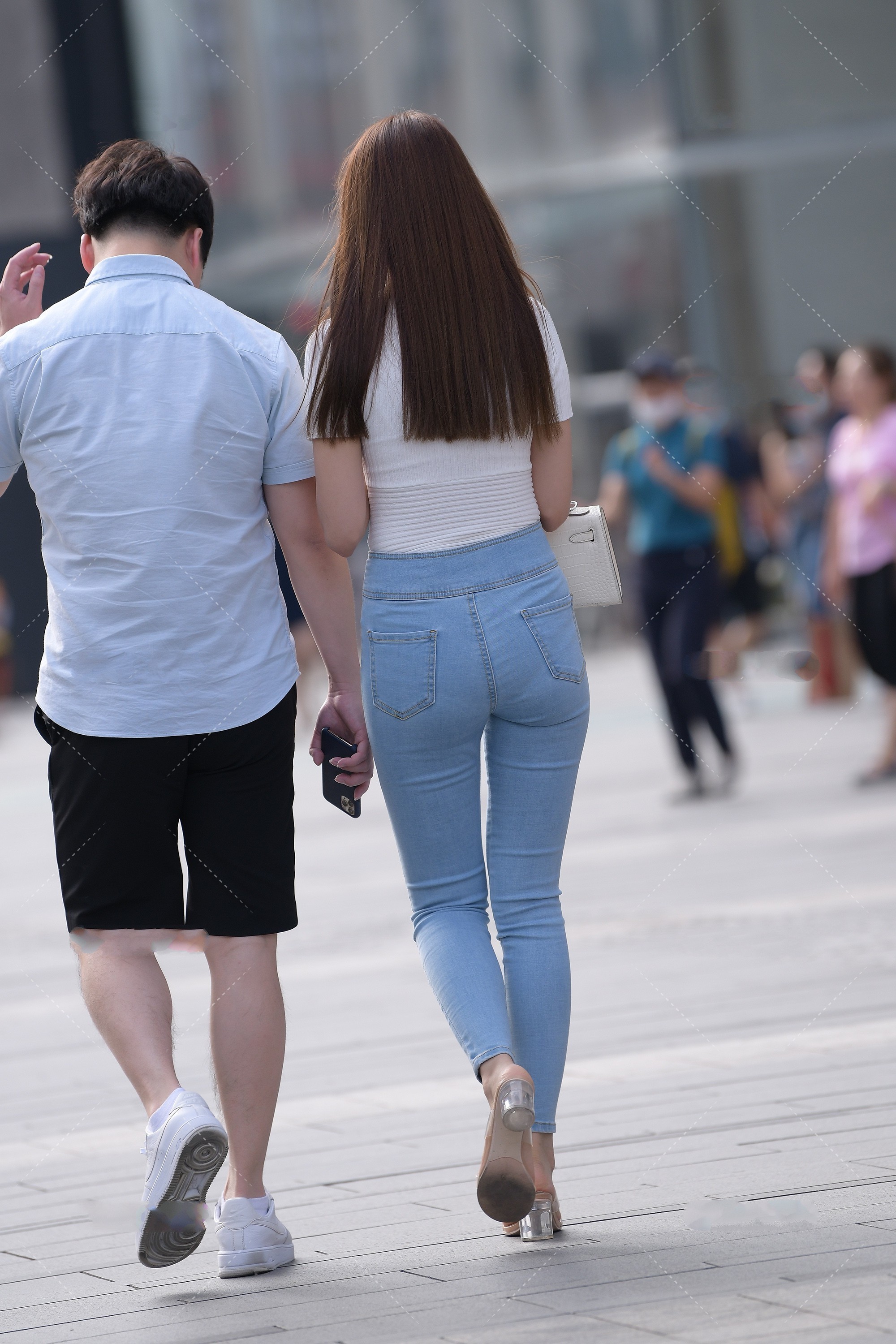 经典白色上衣,设计独特,搭配浅蓝色牛仔裤干净利落