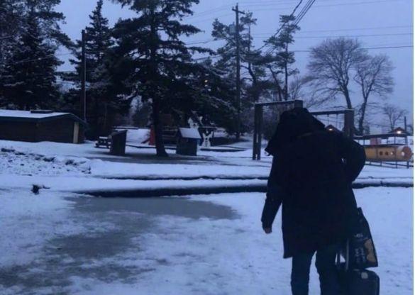 他曾红到跟整个滚石对抗,四大天王都比不上,结果现在隐居山林